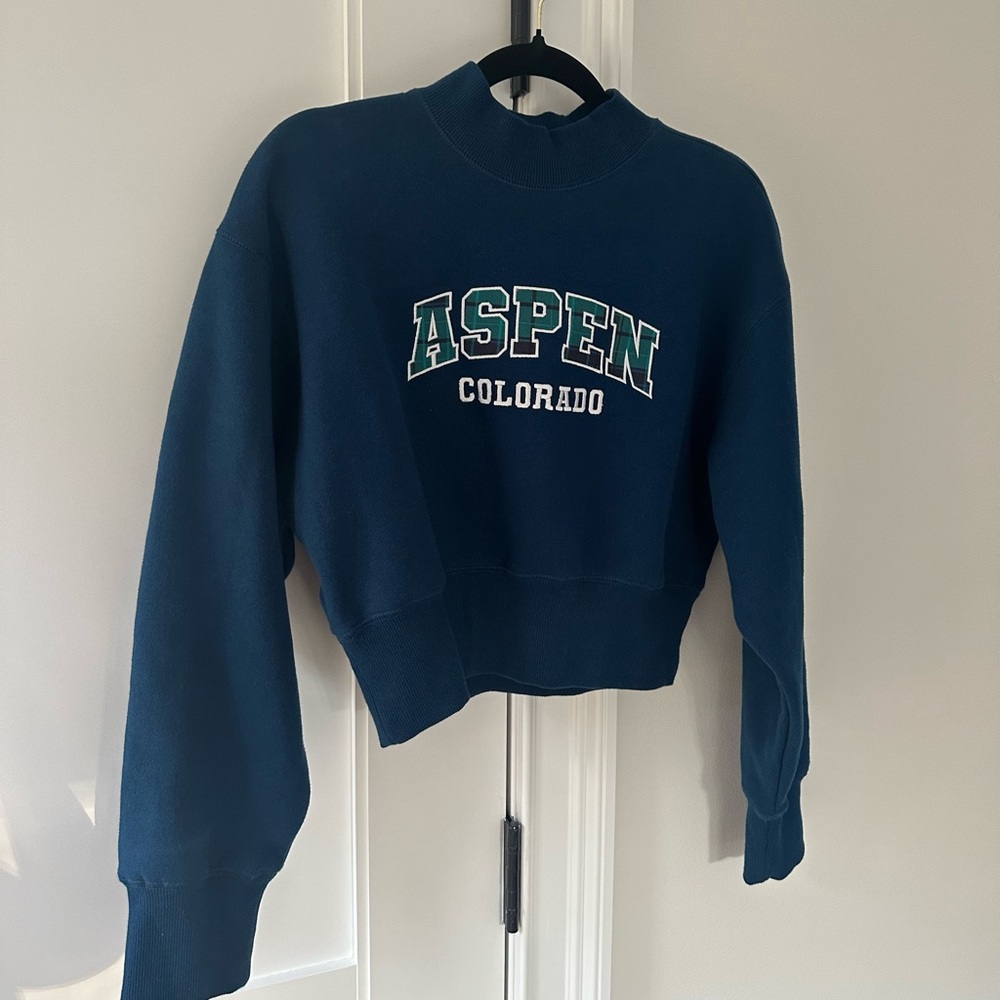 Stunning fleece pullover cropped sweater featuring front "Aspen” 😍